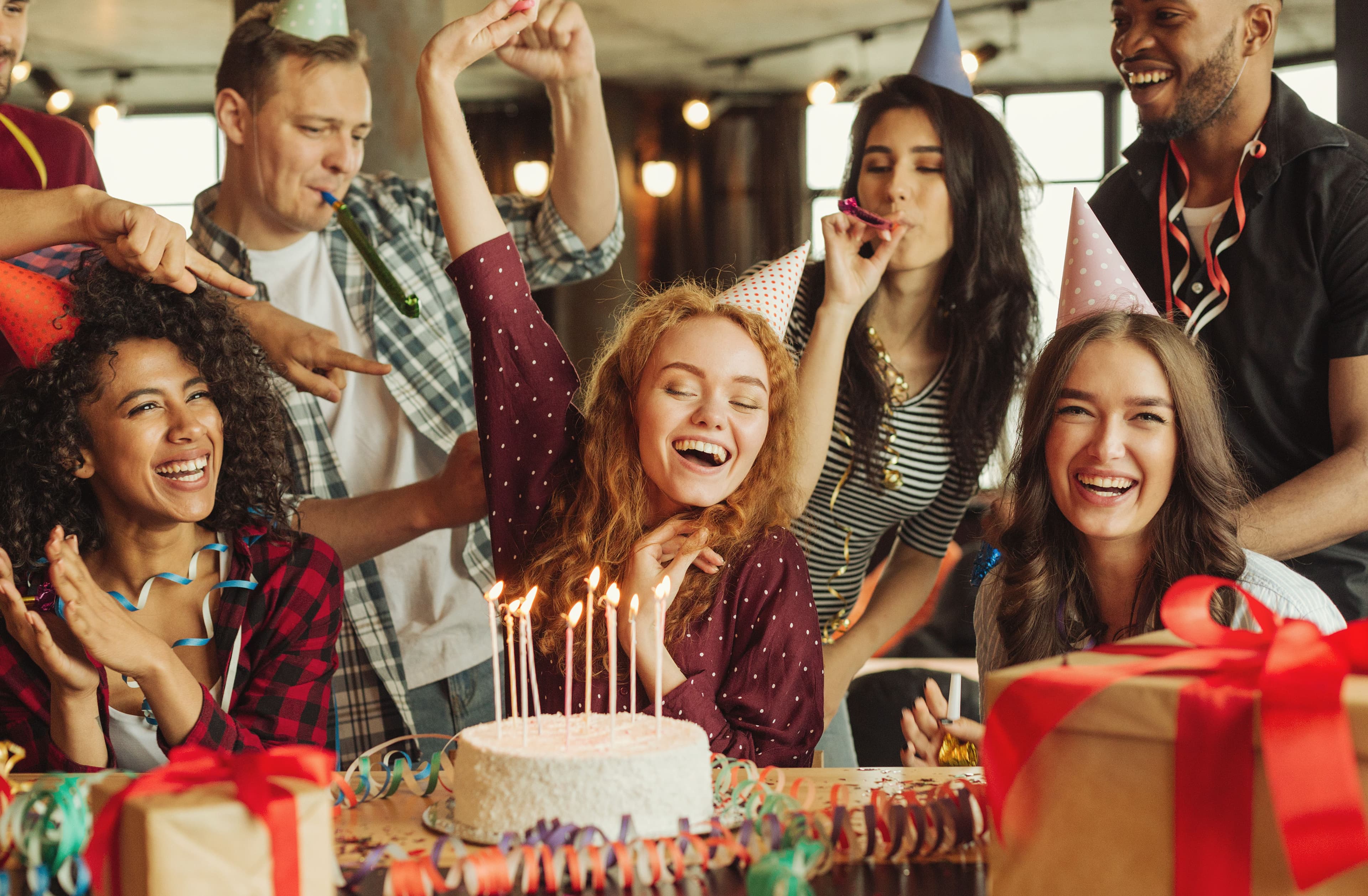 Une personne ouvre le cadeau commun offert par la cagnotte